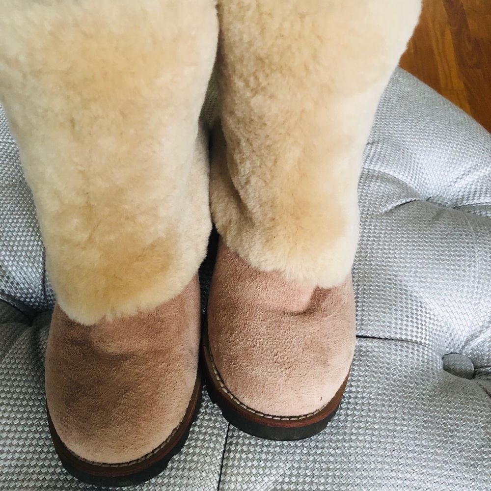 UGG BOOTS ❄️💨 - Picture 3 of 8